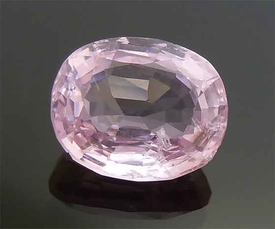Розовый прозрачный камень. Прозрачный розовыйкамент. Прозрачный розоватый камень. Розовый прозрачный драгоценный камень. Драгоценный камень бледно розового цвета.